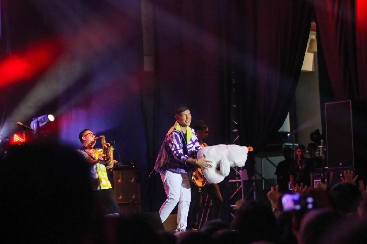 JAZ memberika boneka teddy bear putih ke penonton